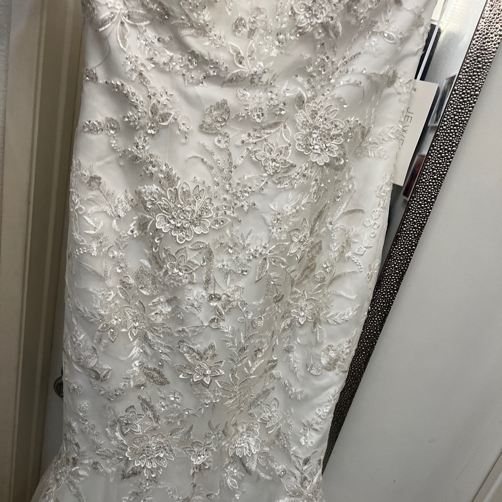Never used wedding dress !! Only worn when tried on ! JEWEL By David’s Bridal - Picture 2 of 14